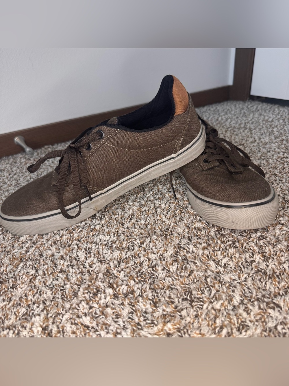 Vans Atwood Men’s Size 11 Brown Canvas Low Top Skate Shoes Sneakers